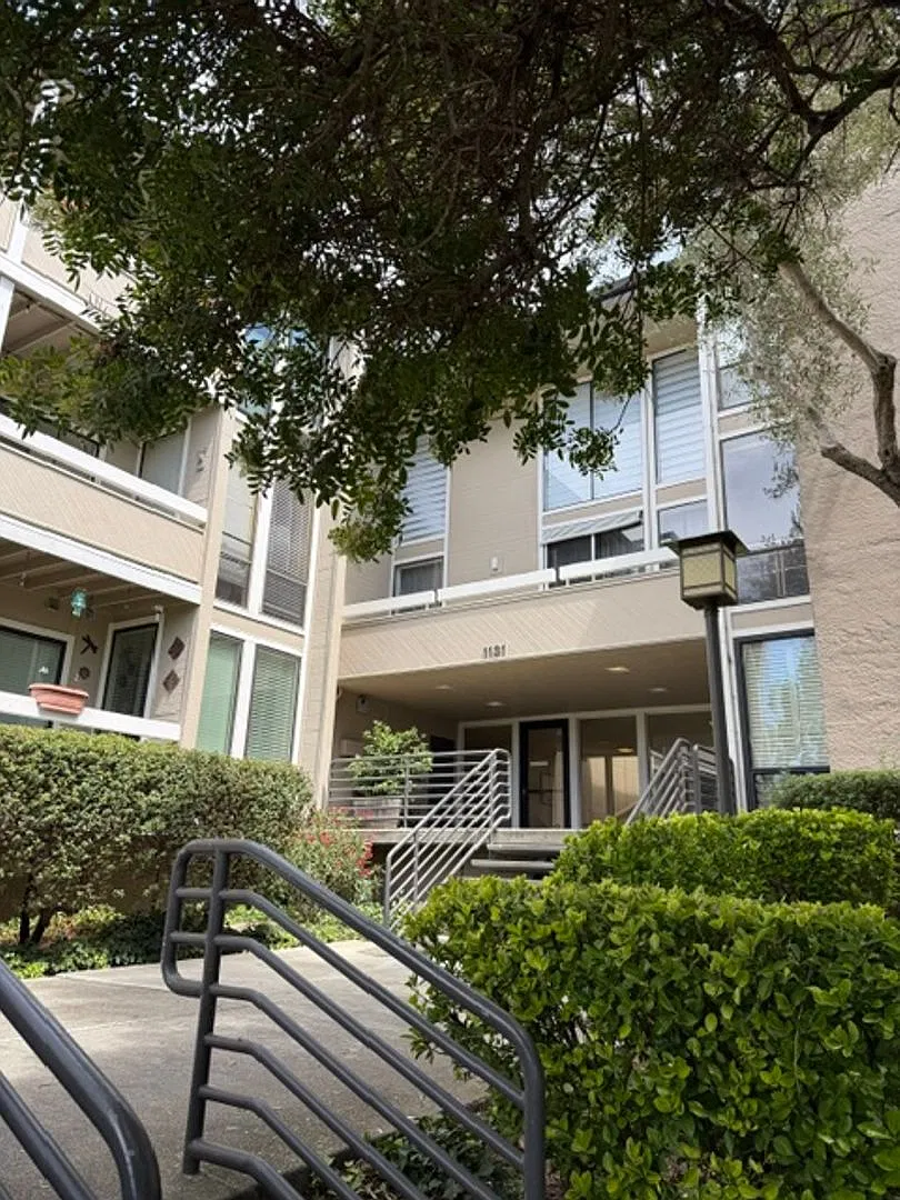 Charming 2 bedroom, 2 bath — Photo 1