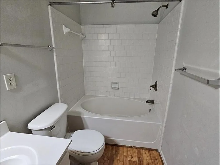 1028 Thornborough Dr — Photo 21