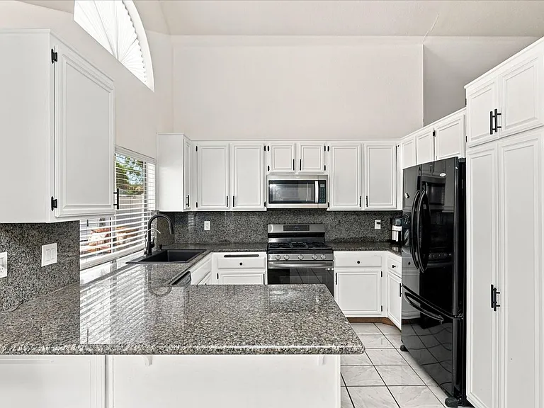 421 Yellowstone Cir — Photo 21