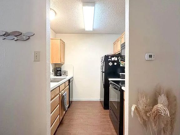 3rd image of 1418 W Oak St APT 203