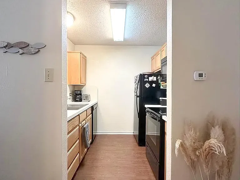 1418 W Oak St #204 — Photo 3