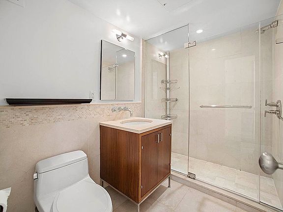 5th image of 200 E 66th St APT E1003