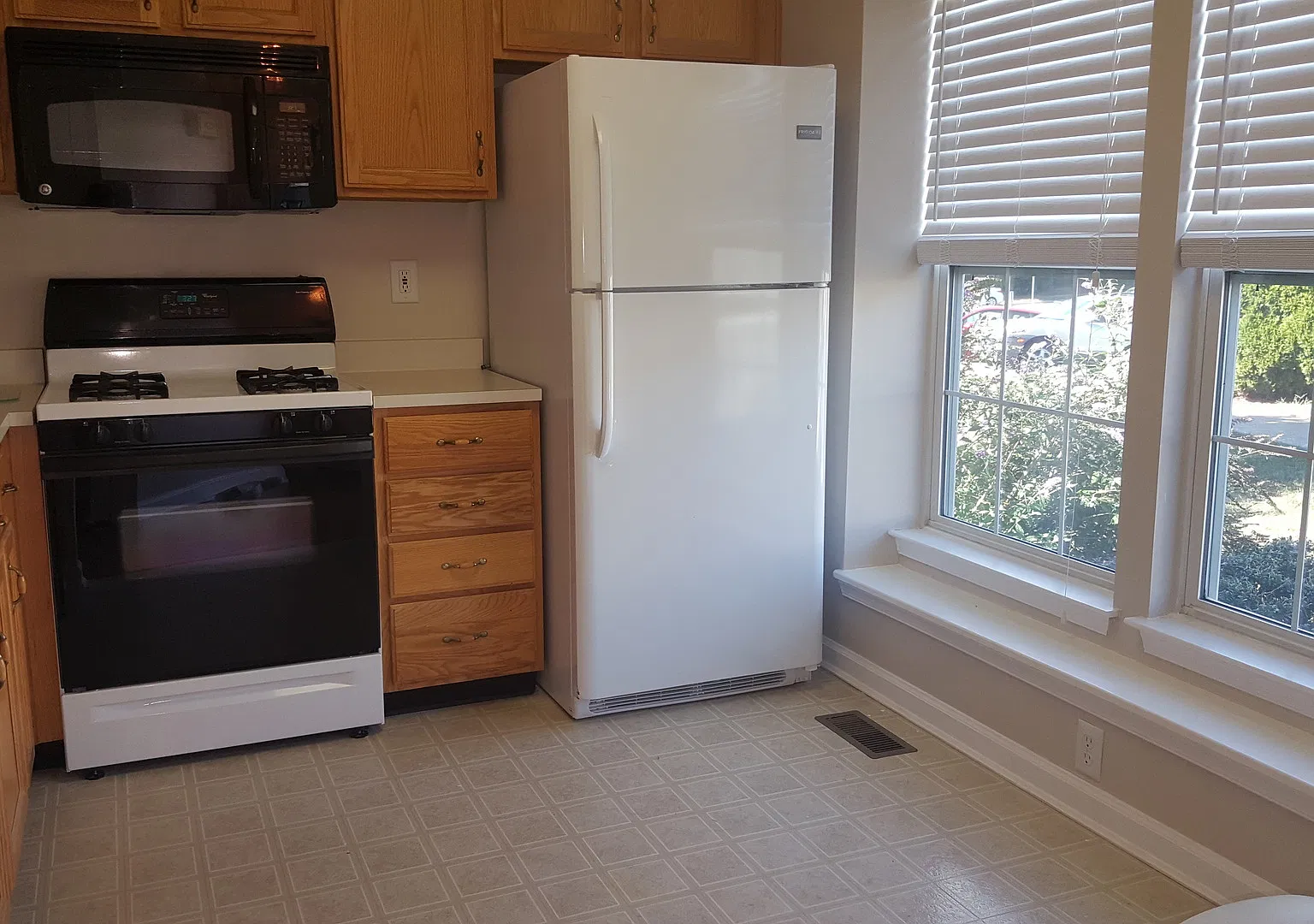 Stunning 3 Bedroom, 2.5 Bathroom End-of-Group Townhome in Abingdon! — Photo 2