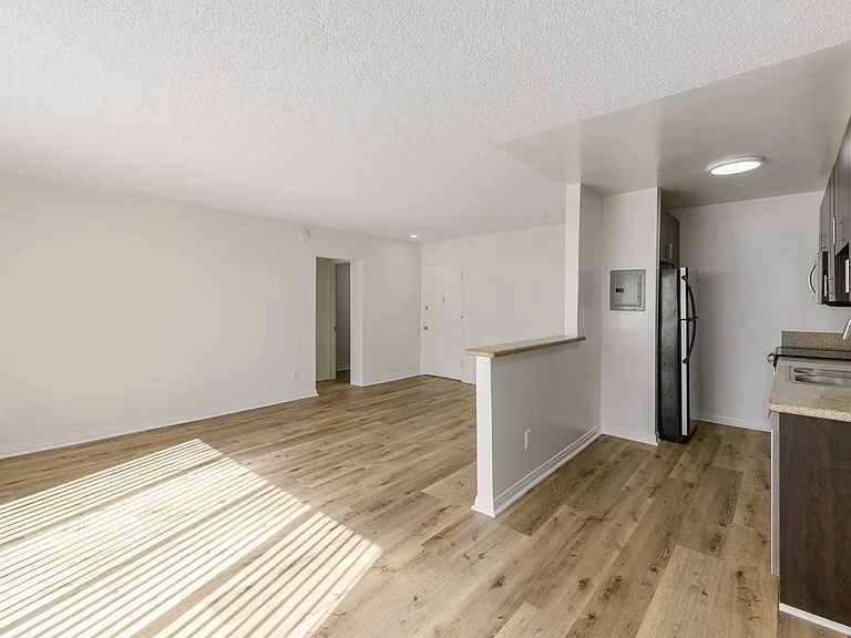 1847 Winona Blvd — Photo 36