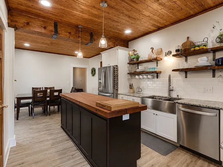 511 W Wisconsin St — Photo 2