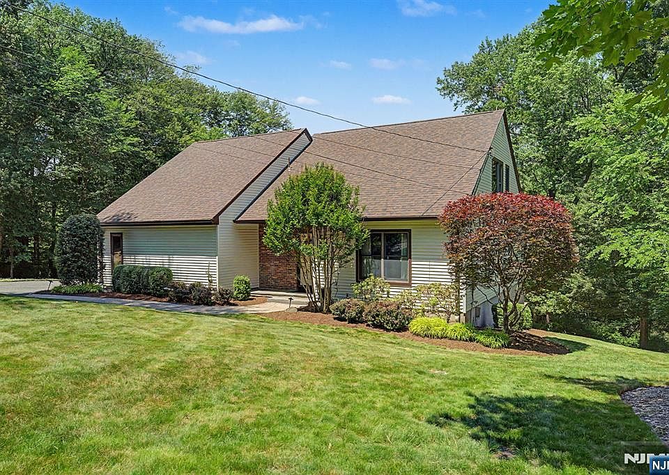1st image of 829 Ramapo Valley Rd