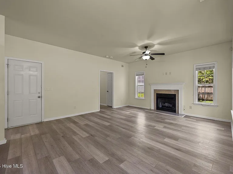 1004 Summerfield Ct — Photo 5