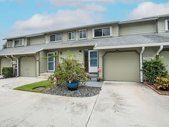 3rd image of 692 NE Wax Myrtle Way