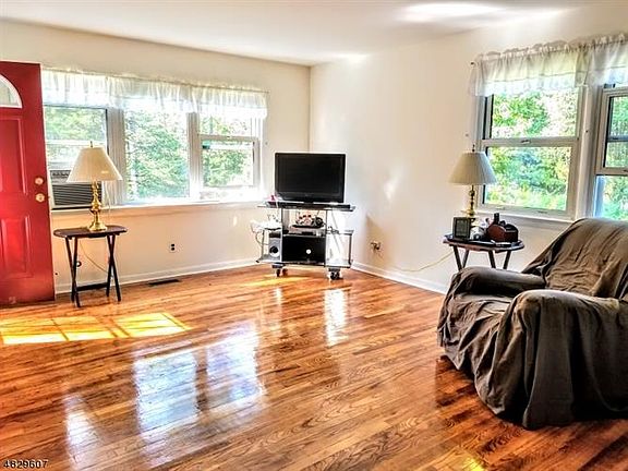 2nd image of 904 Aspen Dr