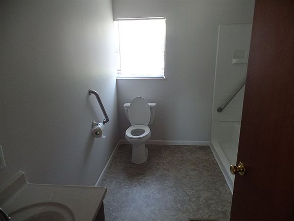 4th image of 405 Douglas Dr