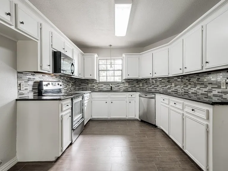 2209 Country Meadow Ln — Photo 3