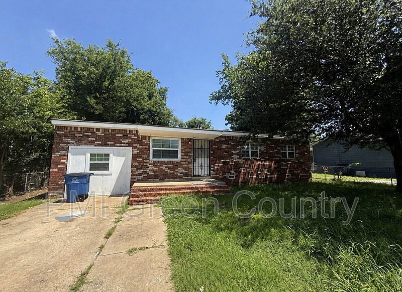 1st image of 859 E 52nd St N