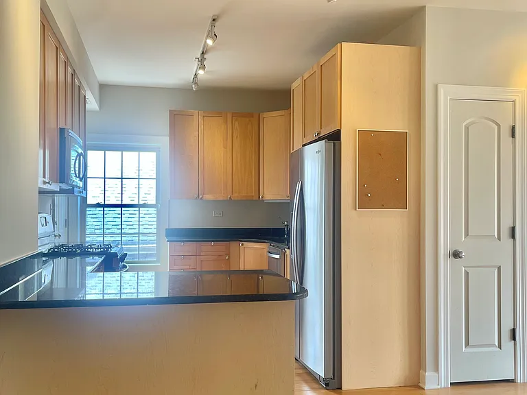837 E 52nd St #3N — Photo 8