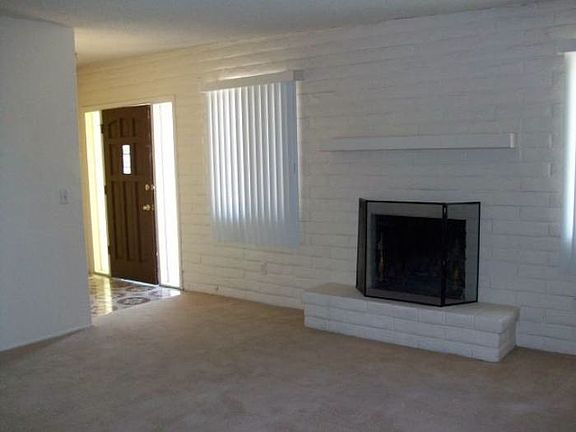 Entrance/Living Rm w/Fire