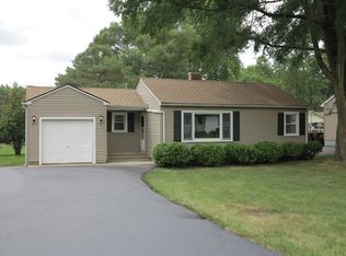 5121 Shorehill Dr, McHenry, IL 60050