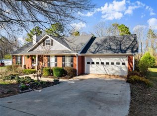 16 Stoneview Dr, Hoschton, GA 30548