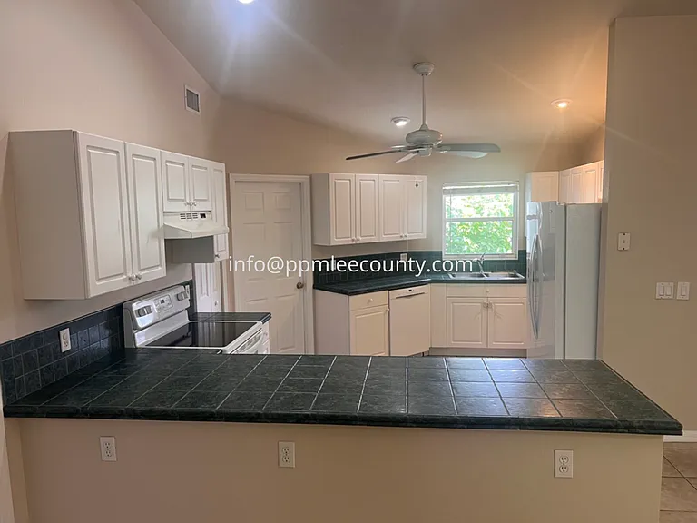 4618 SW 7th Pl — Photo 2