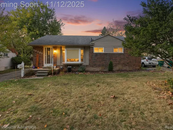 23885 Colchester Dr, Farmington, MI 48336