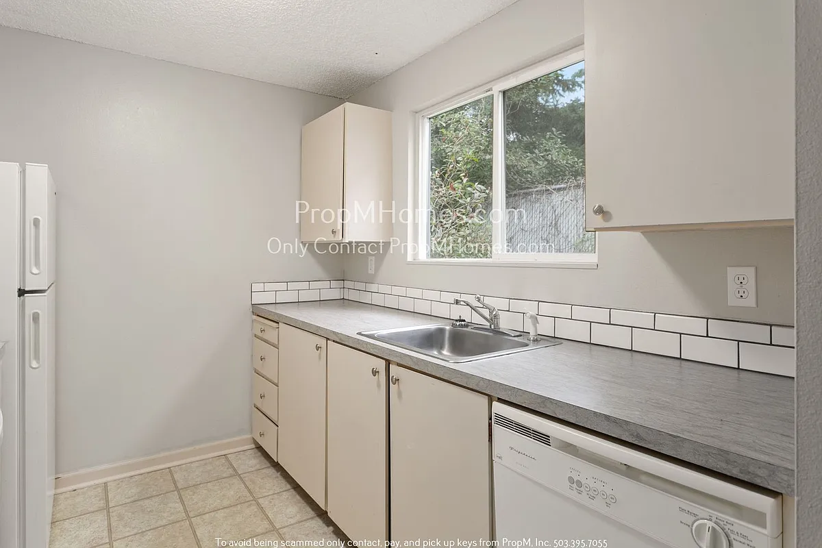Building Photo - 7640 SW 34th Ave #5