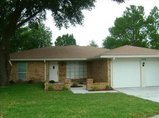 908 Cherry Laurel Ln, Arlington, TX 76012