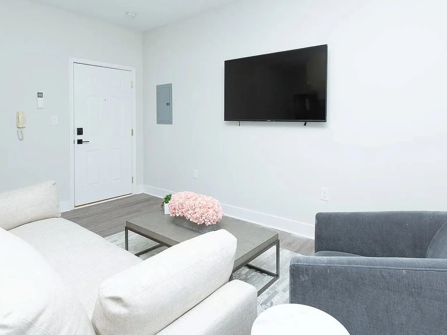 Beautiful Two-Bedroom/Two-Bathroom Apartment Home with In-Unit Laundry — Photo 4