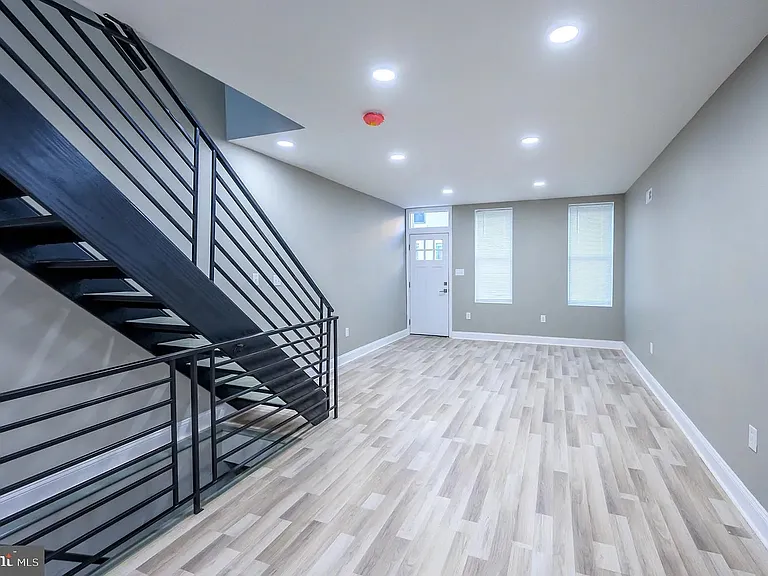 2212 Greenwich St — Photo 2