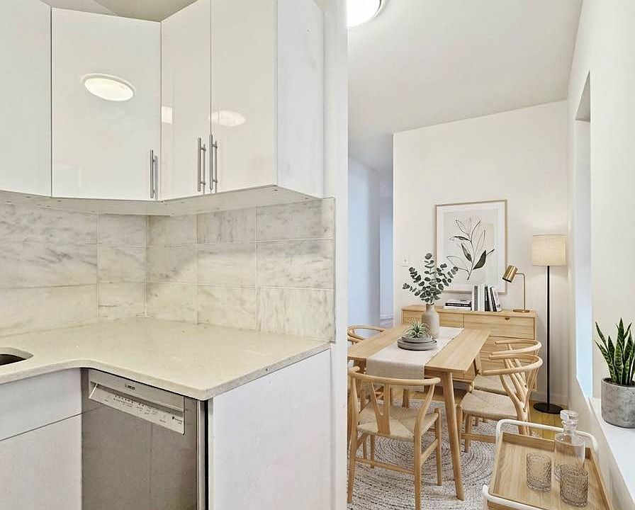 1st image of 454 W 36th St #4