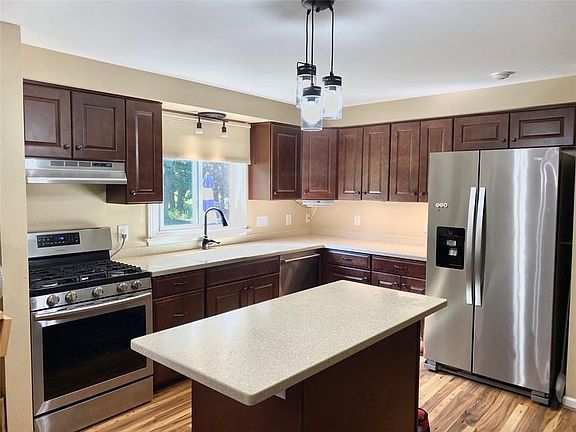 5th image of 28 Old Barn Cir