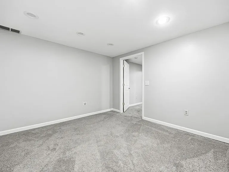 3033 Jamestown Dr — Photo 43