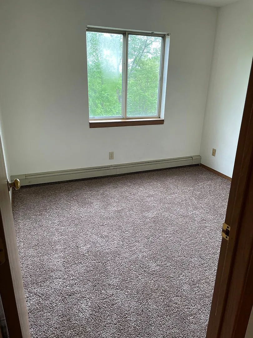 Move In Special $1150.00 4 Bedroom Apartment — Photo 4