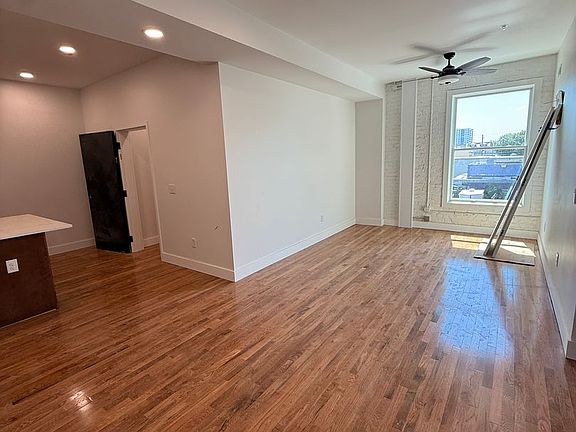 5th image of 2033 W Broad St #202