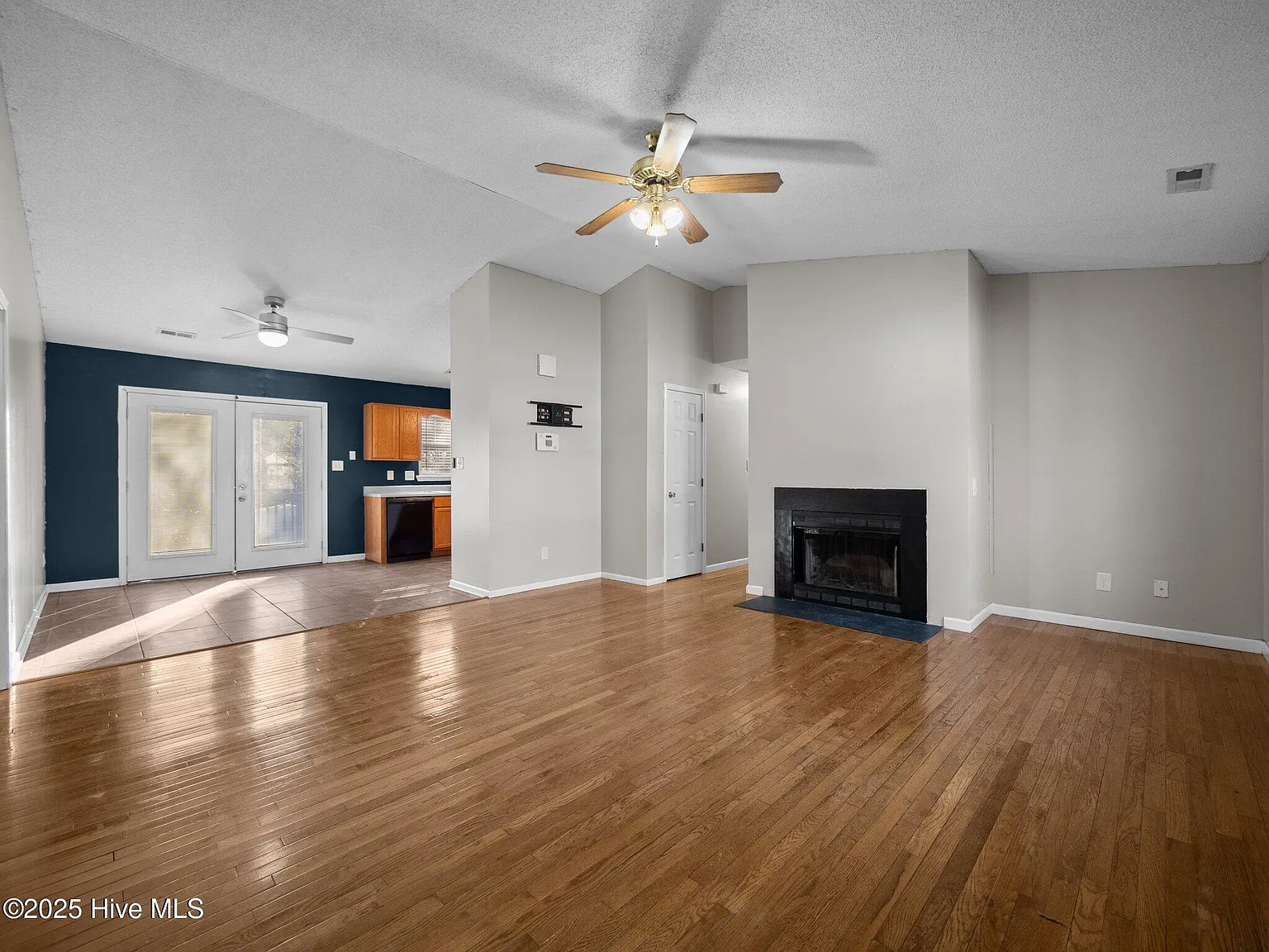 3 bed, 2.0 bath, 1268 sqft, $1,800 — Photo 2