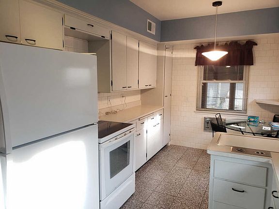 5th image of 4660 N Ardmore Ave