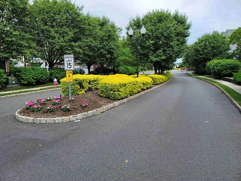 8 McMartin Ct — Photo 32