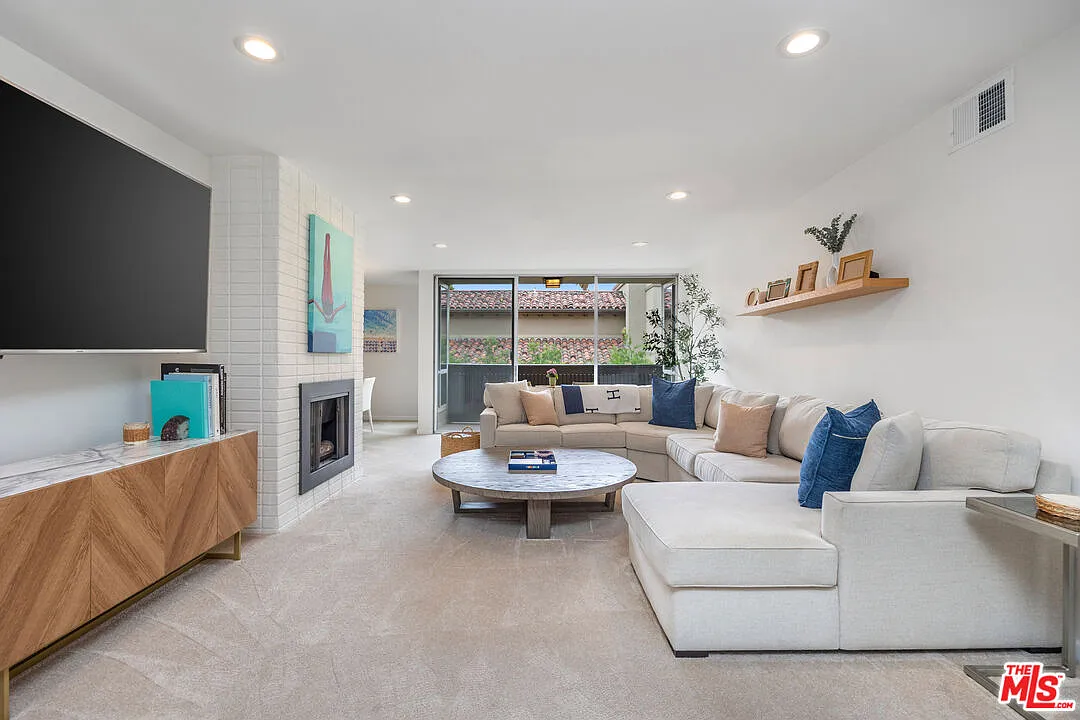 2 bed, 2.0 bath, 1362 sqft, $6,500 — Photo 2