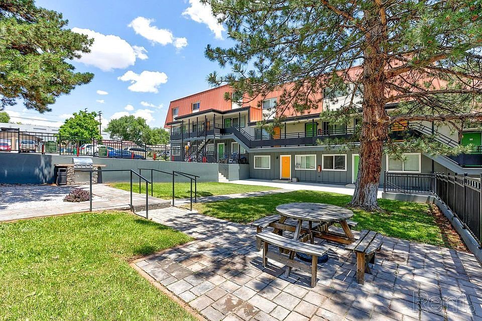 BBQ Area between buildings 6 & 7