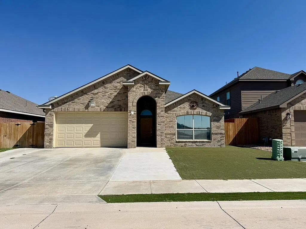 4 bed, 2.0 bath, 2002 sqft, $3,000 — Photo 1