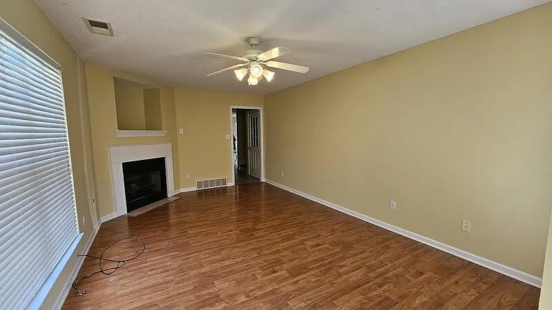 3 bed, 2.0 bath, 1341 sqft, $1,525 — Photo 2