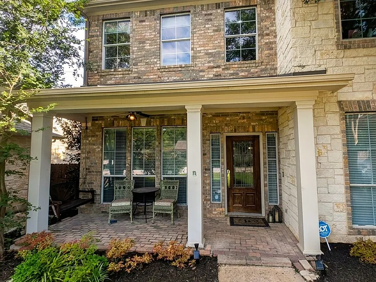 817 Maurice Dr — Photo 2