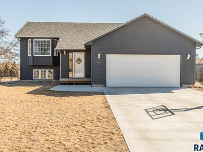 201 Atkins Cir, Tea, SD, 57064
