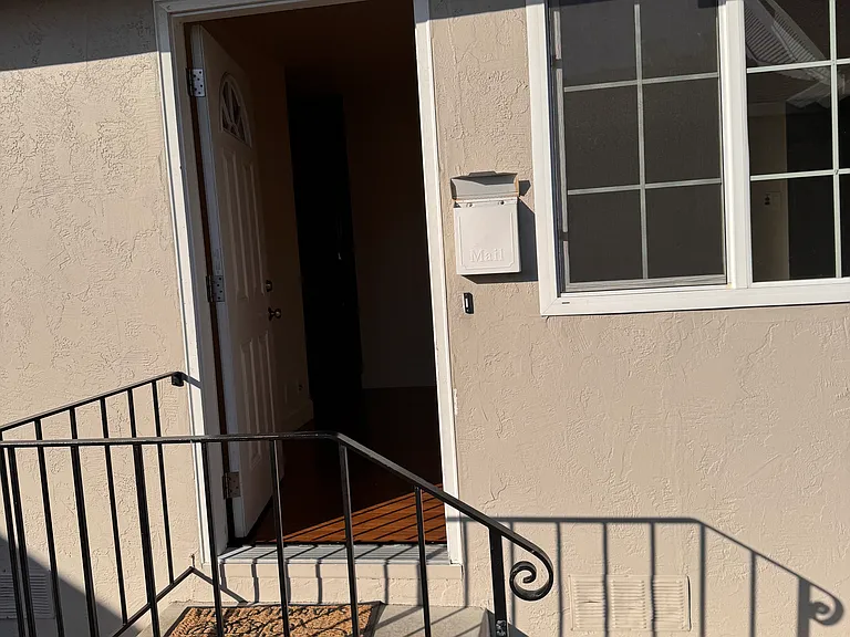 473 W Sunset Blvd — Photo 2