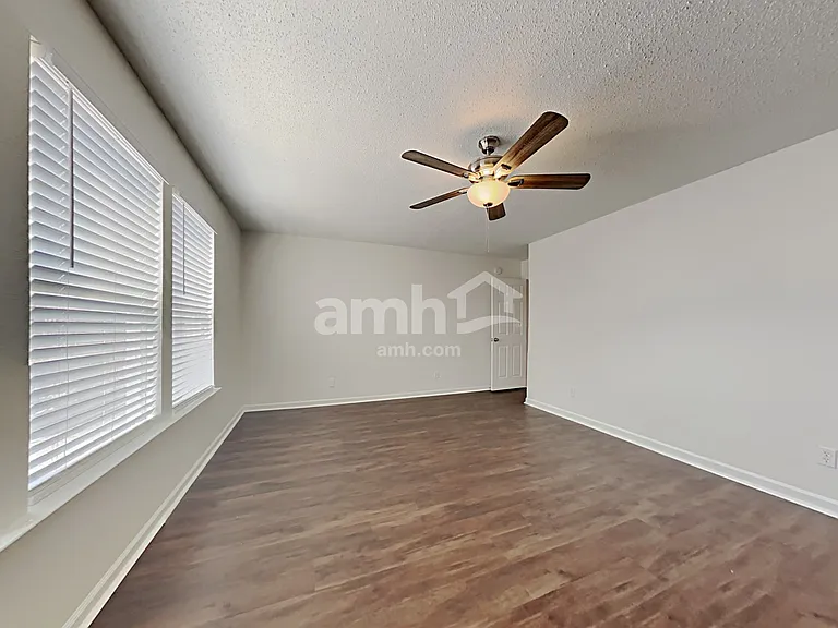 10890 Clear Spring Dr — Photo 11