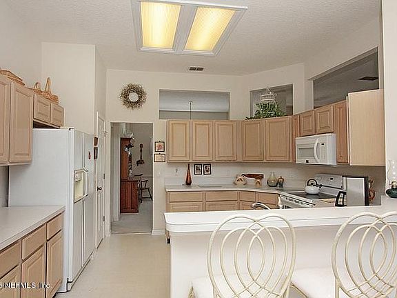 3rd image of 409 Piper Pl