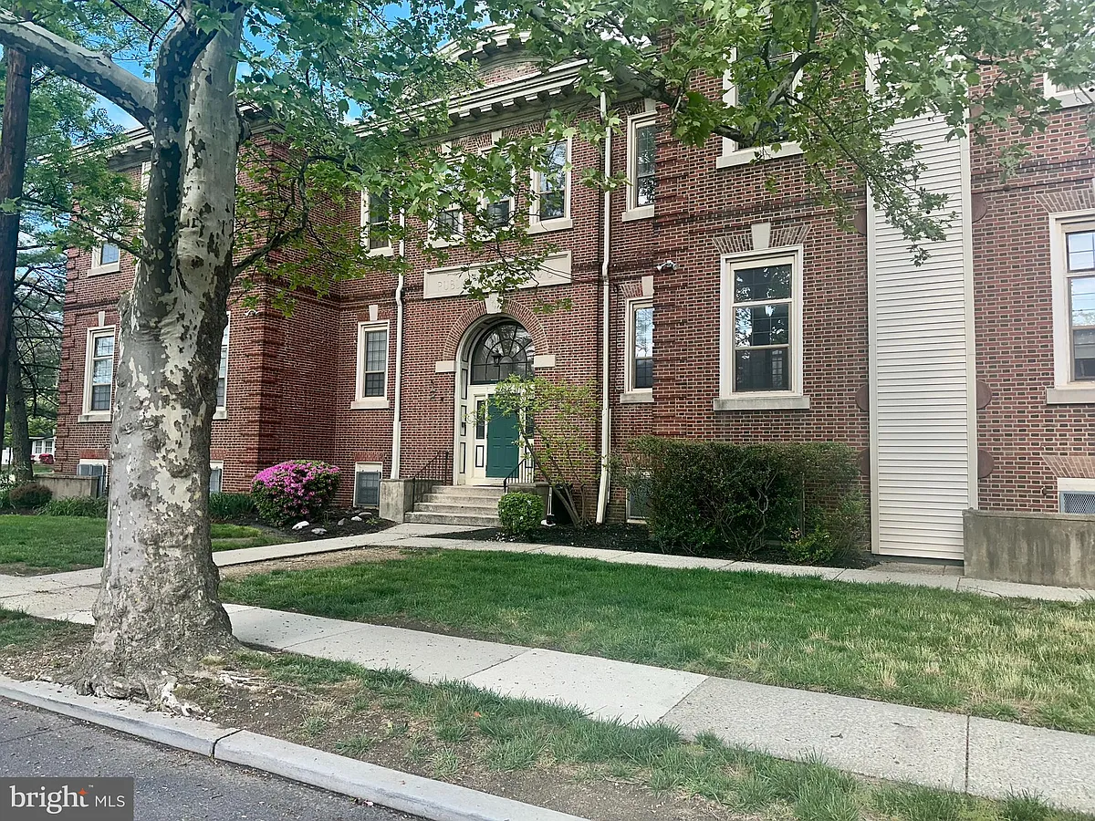 Building Photo - 2634 N Centre St #B4