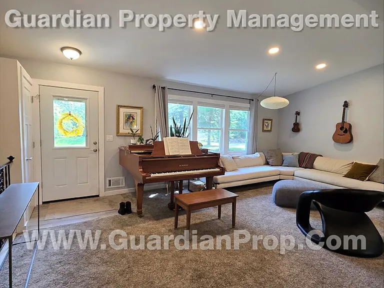 1445 Cherry Pl — Photo 3
