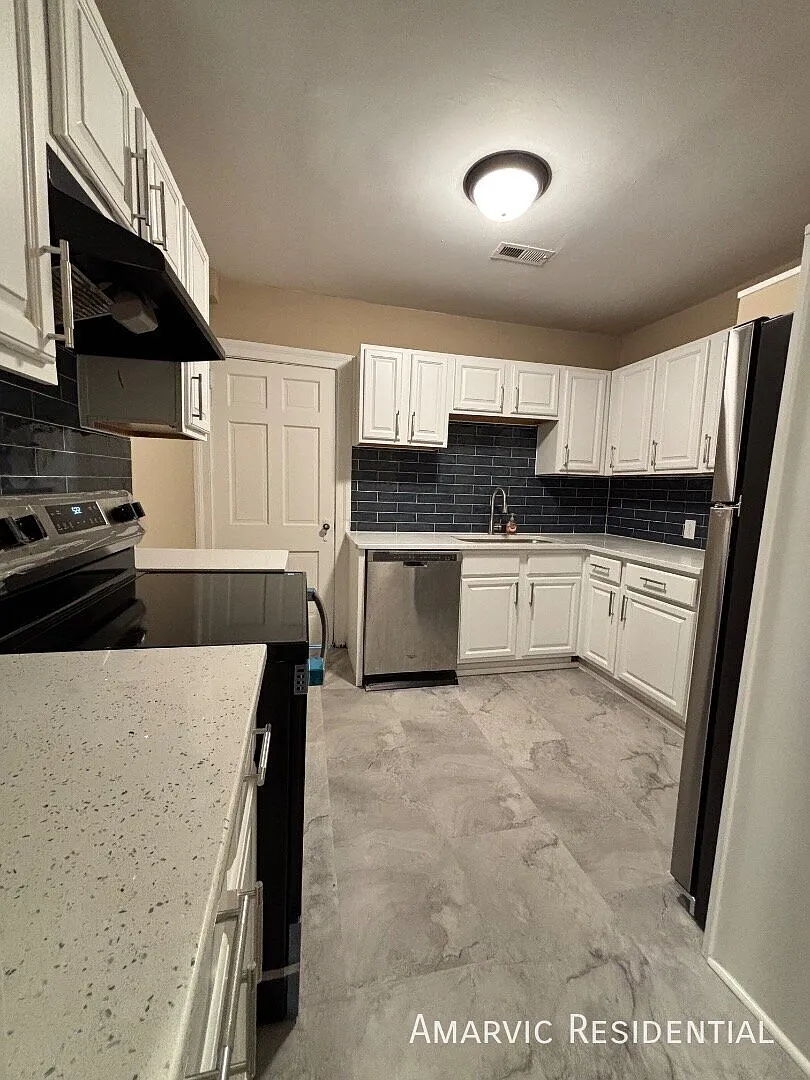 3 bed, $1,395 — Photo 2