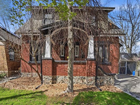 3rd image of 88 Tecumseh Ave E