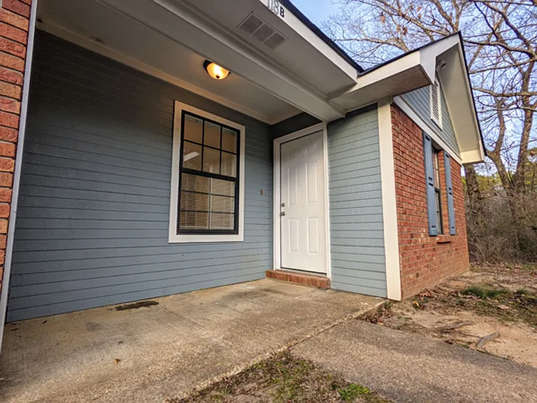 1860 Skyline Dr — Photo 1
