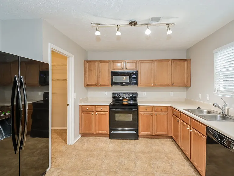 2653 Sutherland Dr — Photo 6