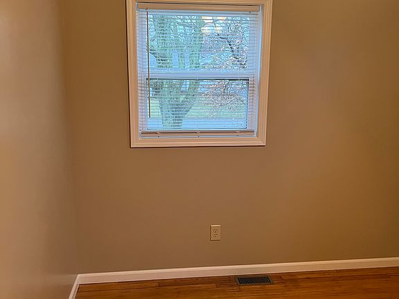 3rd image of 340 Melanie Ln